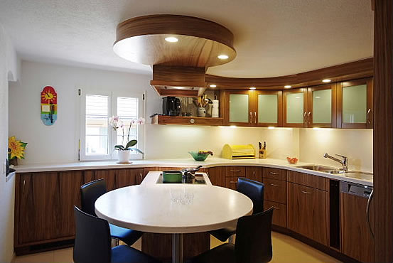 Brender Mehr Raum Fur Ideen Kuche 12 Nussbaum Europ Mit Kochinsel Und Integriertem Esstisch Aus Mineralstein Niedrige Raumhohe