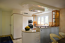 Kirsche & cremefarbig lackiert, Küche mit Raumteiler rund geformt, integrierte Garderobe auf der Wohnseite, Bldachin mit Deckenhaube